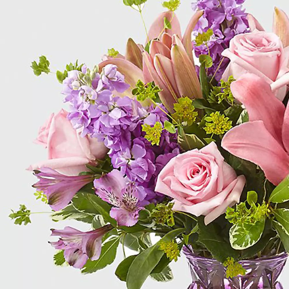 ¡Sorprende a mamá con este hermoso regalo de flores! nuestro arreglo incluye elegantes lirios y rosas en un jarrón de vidrio, entrega de flores y regalos para mamá, Floristería Fresh Flowers Orlando, florista