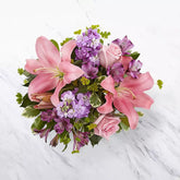 ¡Sorprende a mamá con este hermoso regalo de flores! nuestro arreglo incluye elegantes lirios y rosas en un jarrón de vidrio, entrega de flores y regalos para mamá, Floristería Fresh Flowers Orlando, florista