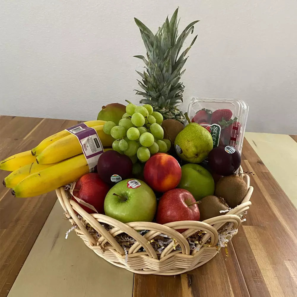 Celebra su cumpleaños con nuestra deliciosa 🍍 Frutas Frescas en Canasta, con una selección de bananos, piña, manzanas, duraznos, uvas, fresas y kiwis, un regalo elegante y nutritivo.