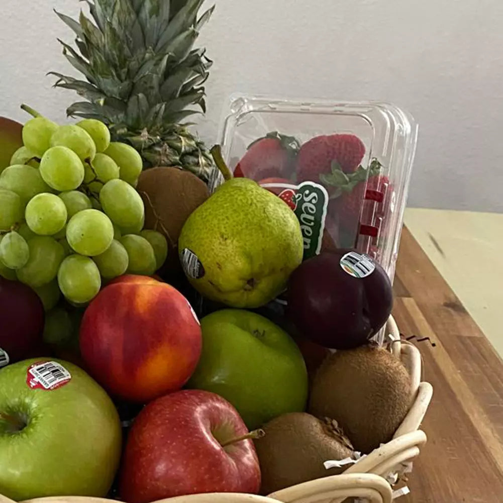 Celebra su cumpleaños con nuestra deliciosa 🍍 Frutas Frescas en Canasta, con una selección de bananos, piña, manzanas, duraznos, uvas, fresas y kiwis, un regalo elegante y nutritivo.