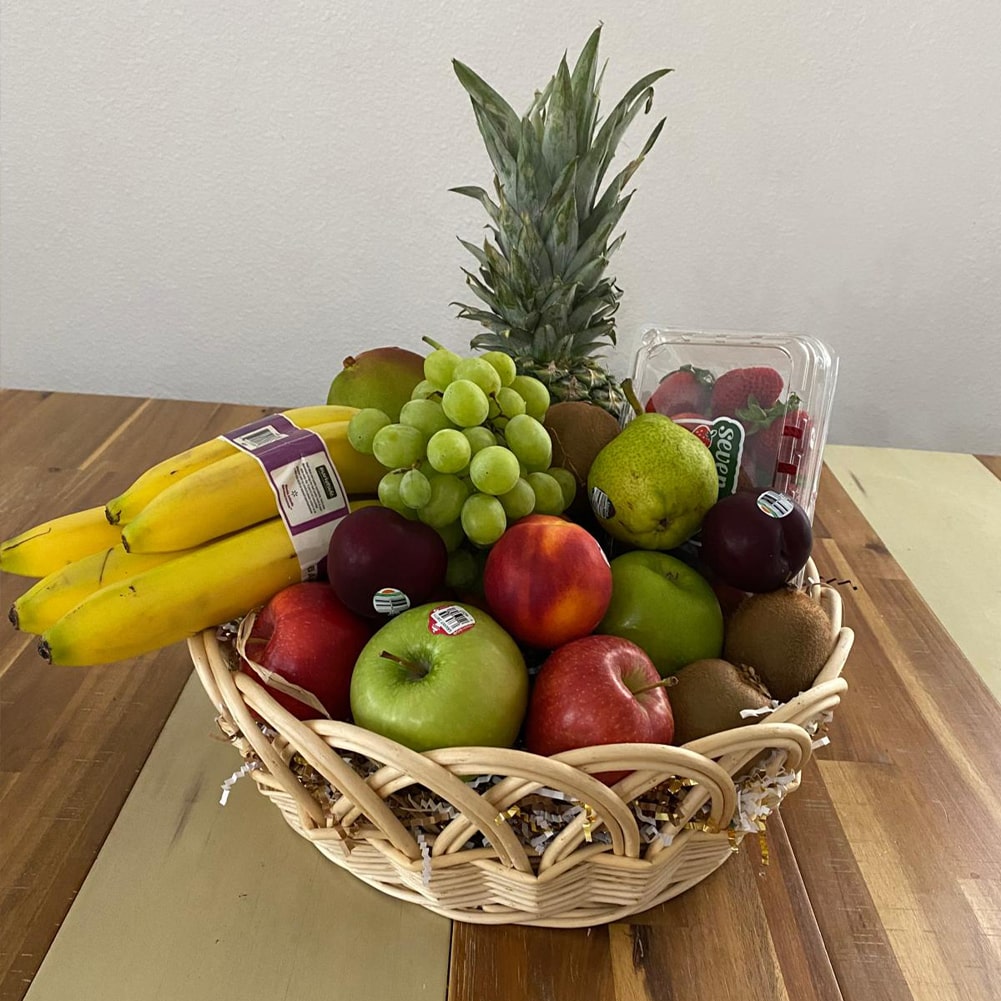 Celebrate his birthday with our delicious 🍍 Fresh Fruit Basket, with a selection of bananas, pineapple, apples, peaches, grapes, strawberries and kiwis, an elegant and nutritious gift.