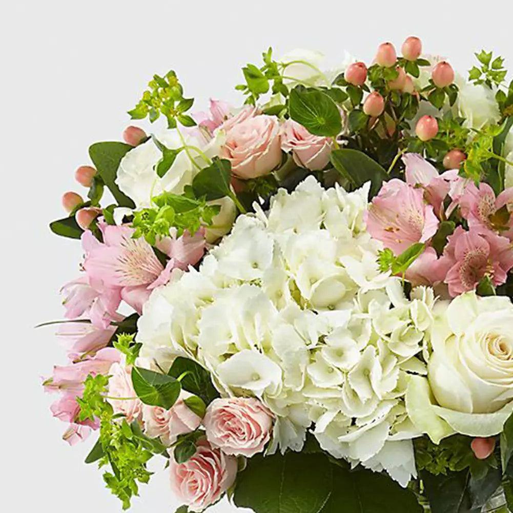 ¡Sorprende a mamá con nuestras flores Besos Para Mamá! ❤️ Homenajea a mamá con un jarrón de hortensias, astromelias, rosas y el dulce aroma del imperico.