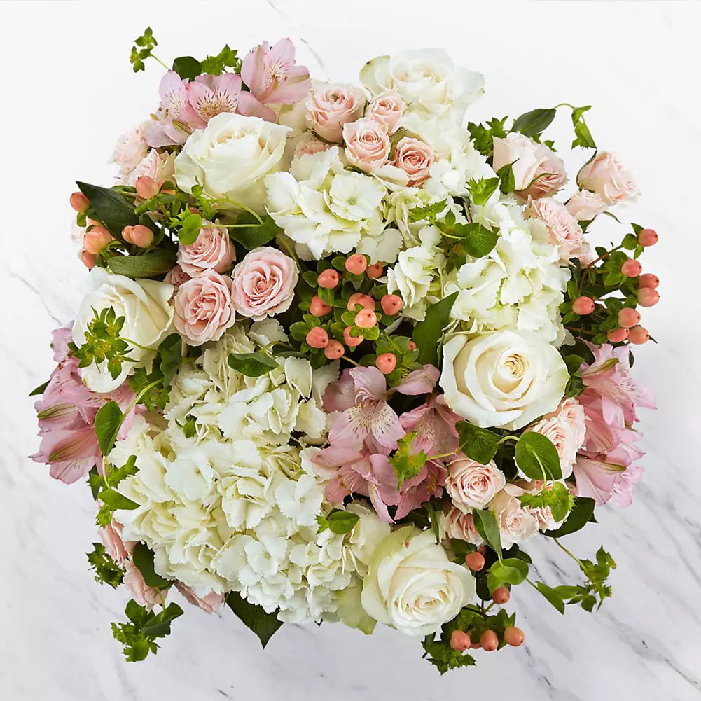¡Sorprende a mamá con nuestras flores Besos Para Mamá! ❤️ Homenajea a mamá con un jarrón de hortensias, astromelias, rosas y el dulce aroma del imperico.