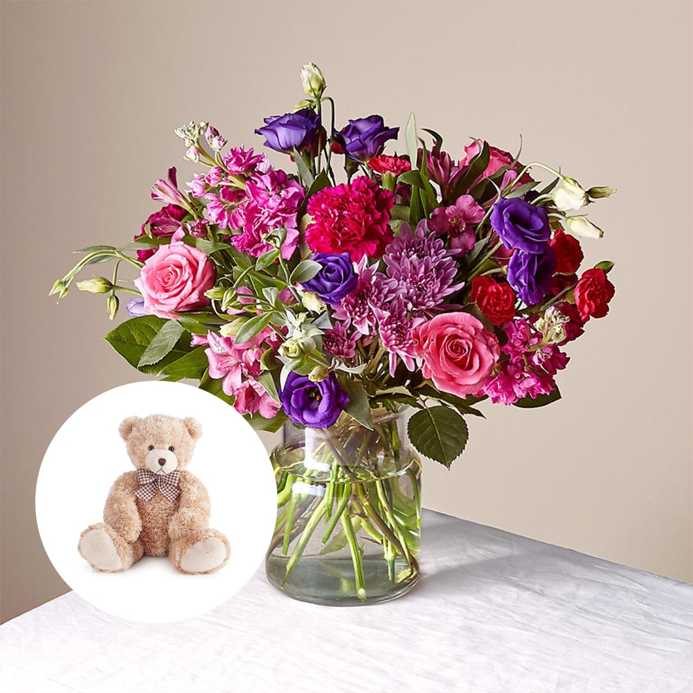 Lindo Bouquet + Teddy Bear. Recuérdale a tu novia, a tu mamá o a alguien especial que los amas con este hermoso ramo de claveles, pompones y más hermosas flores en un jarrón de vidrio transparente. Fresh Flowers Orlando, Delivery in Orlando, FL, Florist.