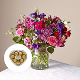Lindo Bouquet + Ferrero Rocher x8 Corazón. Recuérdale a tu novia, a tu mamá o a alguien especial que los amas con este hermoso ramo de claveles, pompones y más hermosas flores en un jarrón de vidrio transparente. Fresh Flowers Orlando, Delivery in Orlando, FL, Florist.