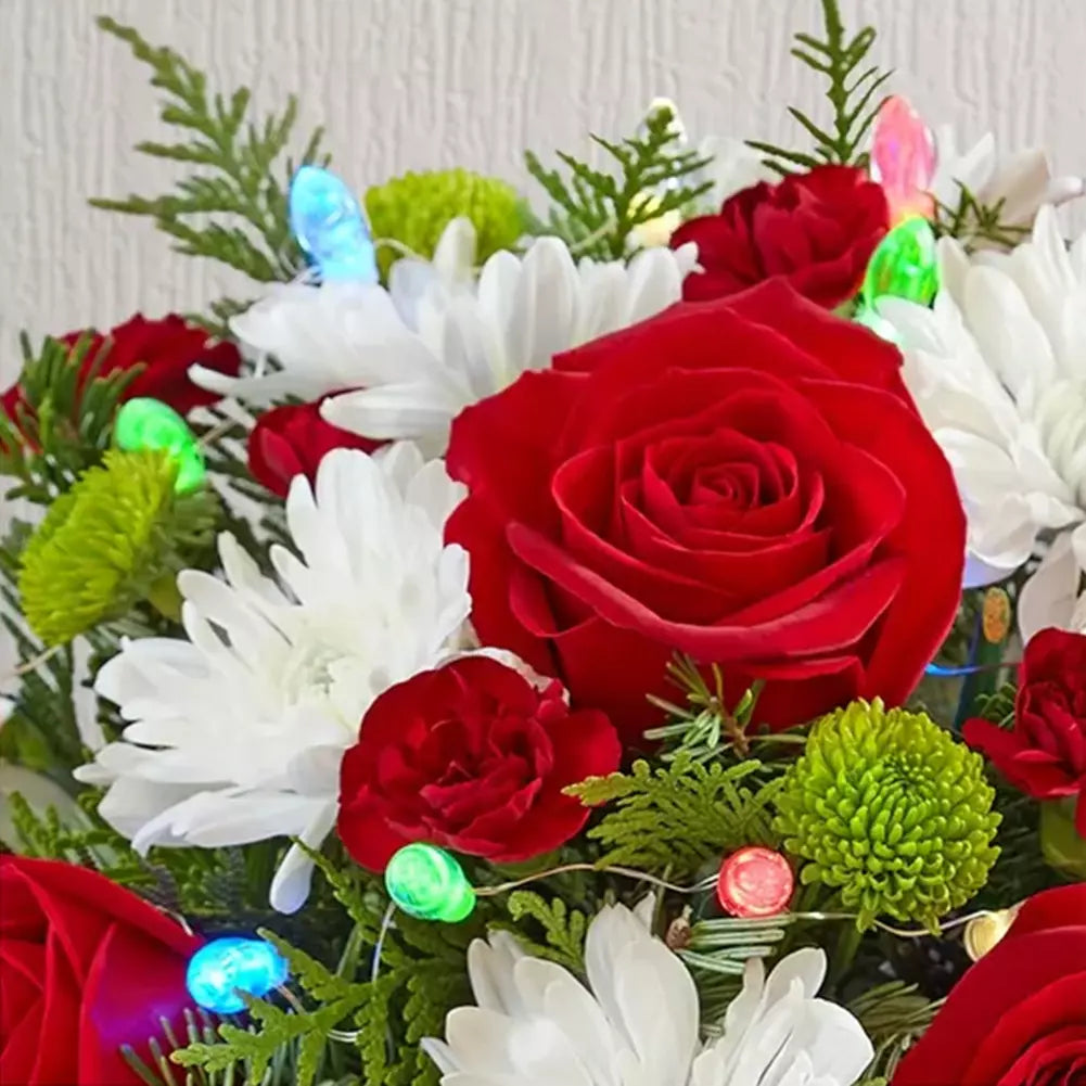 Trineo De Nieve, Arreglo de Flores Navideño Para El Hogar, Rosas Rojas, Claveles, Pompones, Vegetación Navideña, Entregamos Sus Flores en Orlando FL, Florista, Floristería. Fresh Flowers Orlando