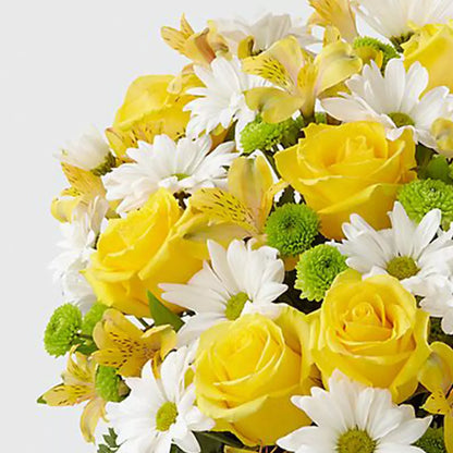 Expresa tu amor con nuestras Flores Amarillas Para Mamá. 🏵️ Con una combinación de flores amarillas y blancas, son el regalo perfecto para decirle a mamá cuánto la quieres.