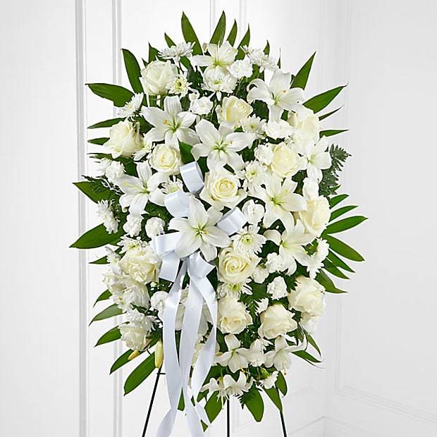 Sympathy Pedestal Tributo, Sympathy Flowers, Rosas blancas, lirios asiáticos, crisantemos y mini claveles se arreglan ingeniosamente entre hojas de palmera esmeralda y exuberantes verdes. Fresh Flowers Orlando
