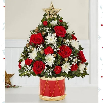 Árbol Musical de Flores Navideñas Extra Large. En la última edición de nuestro clásico árbol de flores navideño, la alegría de hacer regalos cobra vida. Hemos añadido flores festivas, adornos dorados brillantes y una estrella en la parte superior. Detalles del arreglo: Rosas Rojas, Mini Claveles, Colores verdes navideños, Domicilio Gratis Orlando FL, Fresh Flowers Orlando.