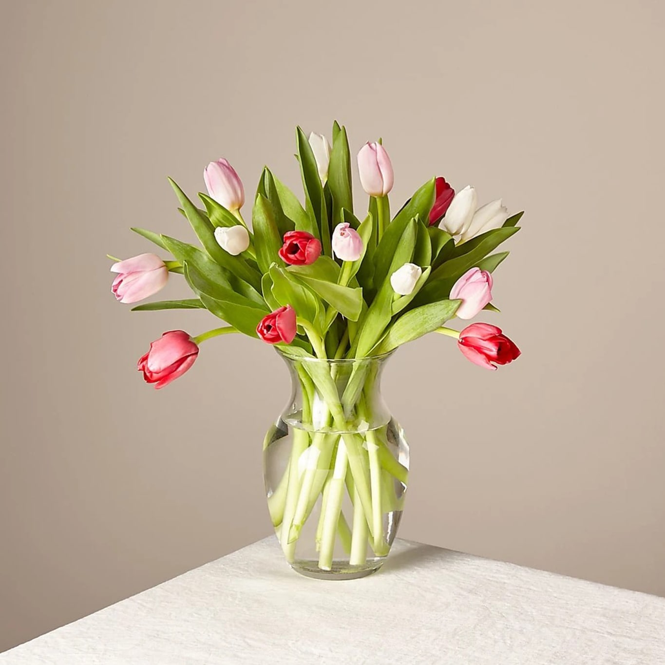 Bouquet of Tulips Love, tulip home decoration, it is a beautiful gift for anniversary, flower gift for birthday, flowers for all occasions and decoration, Fresh Flowers Orlando.