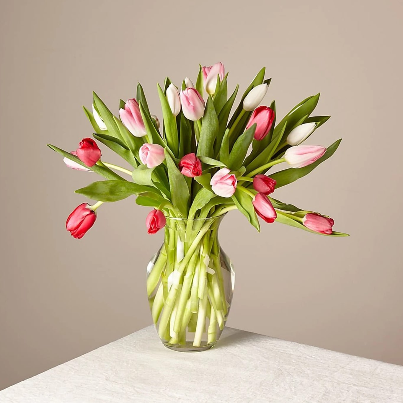 Bouquet of Tulips Love, tulip home decoration, it is a beautiful gift for anniversary, flower gift for birthday, flowers for all occasions and decoration, Fresh Flowers Orlando.