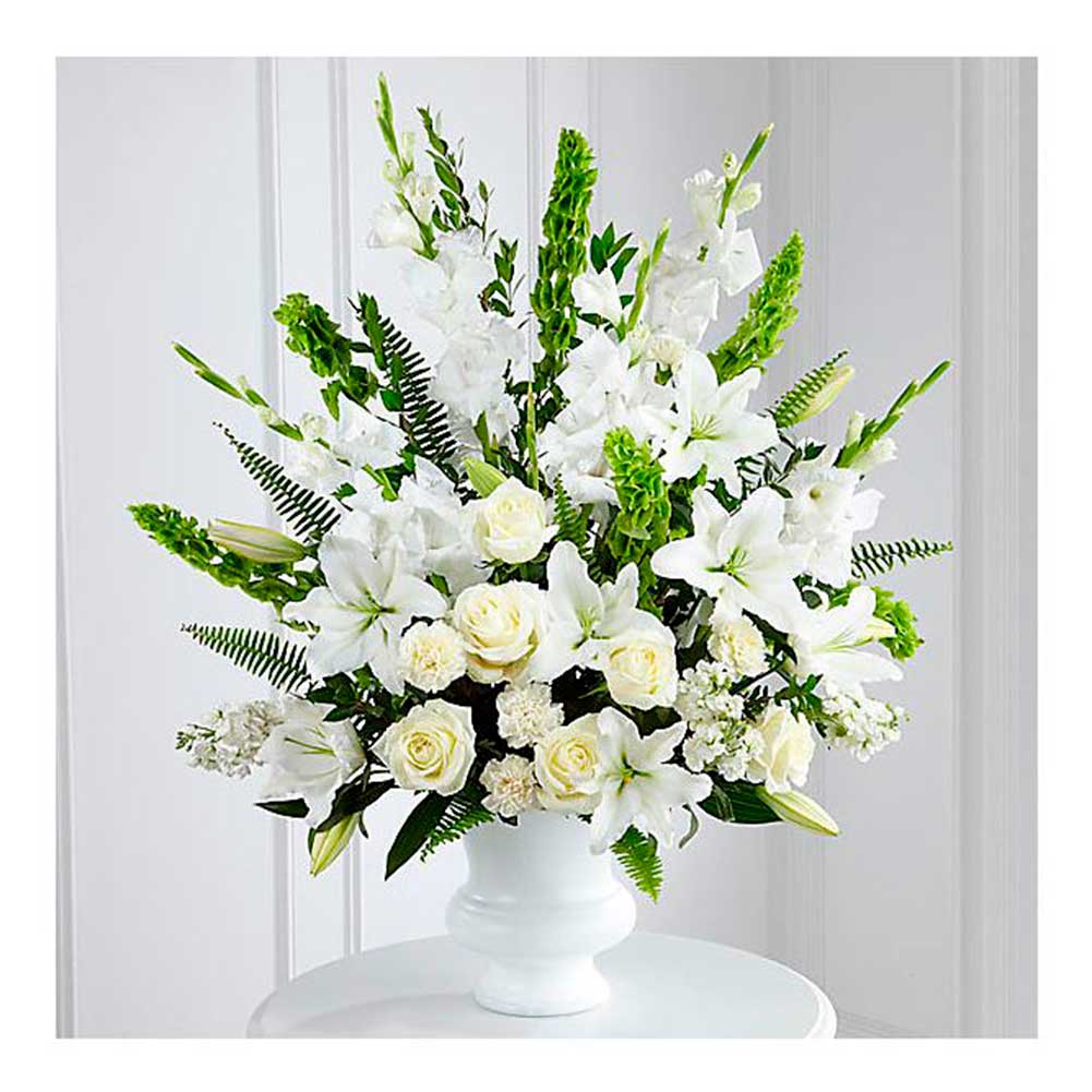 Sympathy Arreglo Recordando (Funeral Arrangement Remembering), Su mensaje de condolencia y reflexión se nuestran a través de la exhibición simple y elegante de flores blancas en este arreflo de flores fúnebre, Fresh Flowers Orlando.