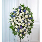 Pedestal Funeral Azul y Blanco, Size Medium, Fresh Flowers Orlando. Standing spray arrangement with white roses, Asiatic lilies, football mums, carnations and monte casino; blue delphinium; accented with soft, lush greenery. Arreglo de ramo en pedestal con rosas blancas, lirios asiáticos, crisantemos, claveles y monte casino; espuela de caballero azul; acentuado con vegetación suave y exuberante.