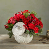 Ramo de Flores Navidad Deluxe, Este ramo de claveles, rosas y alstroemerias de color rojo intenso estalla en un jarrón de cerámica de recuerdo, representando con estilo la alegría festiva. Detalles del arreglo: Rosas, Claveles, Colores verdes navideños, Domicilio Gratis Orlando FL, Fresh Flowers Orlando.