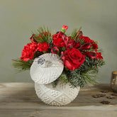Ramo de Flores Navidad Standard, Este ramo de claveles, rosas y alstroemerias de color rojo intenso estalla en un jarrón de cerámica de recuerdo, representando con estilo la alegría festiva. Detalles del arreglo: Rosas, Claveles, Colores verdes navideños, Domicilio Gratis Orlando FL, Fresh Flowers Orlando.