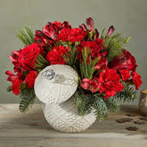 Ramo de Flores Navidad Premium, Este ramo de claveles, rosas y alstroemerias de color rojo intenso estalla en un jarrón de cerámica de recuerdo, representando con estilo la alegría festiva. Detalles del arreglo: Rosas, Claveles, Colores verdes navideños, Domicilio Gratis Orlando FL, Fresh Flowers Orlando.