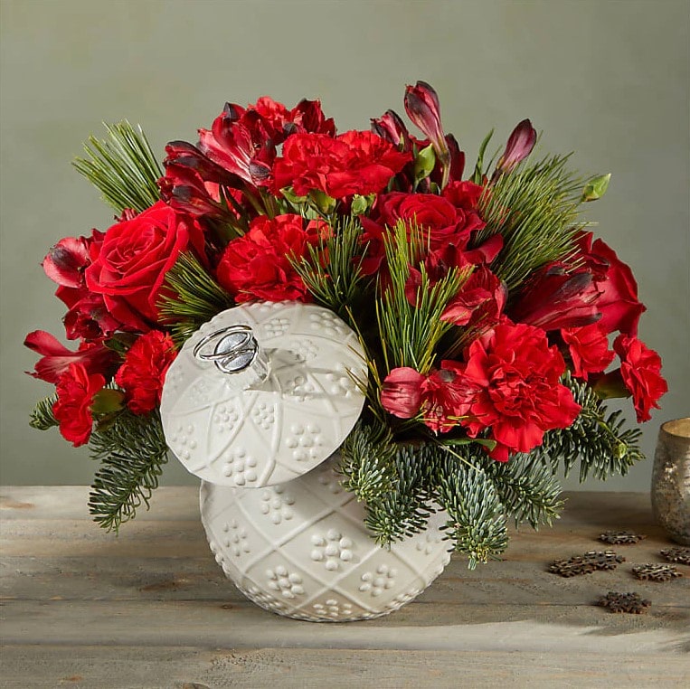 Ramo de Flores Navidad Premium, Este ramo de claveles, rosas y alstroemerias de color rojo intenso estalla en un jarrón de cerámica de recuerdo, representando con estilo la alegría festiva. Detalles del arreglo: Rosas, Claveles, Colores verdes navideños, Domicilio Gratis Orlando FL, Fresh Flowers Orlando.