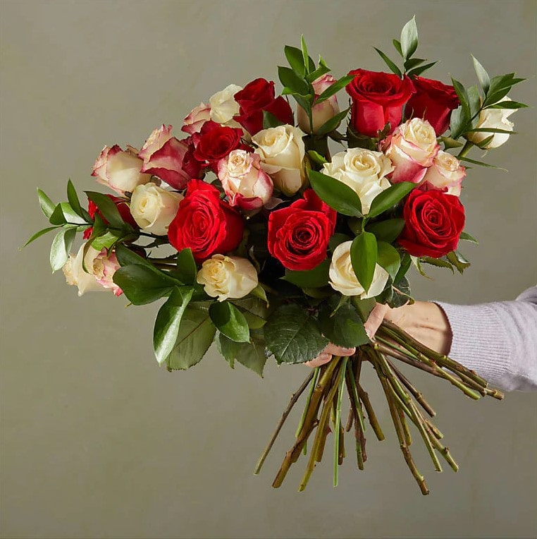 Ramo de rosas para Papá Noel: Deluxe Bouquet, Contiene 24 Rosas, Bloom Details: Rose. Christmas Flowers, Christmas Holiday, Delivery Free, Domicilio Gratis Orlando FL, Fresh Flowers Orlando.