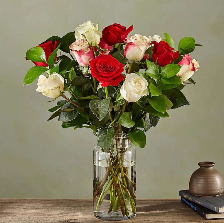 Ramo de rosas para Papá Noel: Deluxe With Vase Small, Contiene 24 Rosas, Bloom Details: Rose. Christmas Flowers, Christmas Holiday, Delivery Free, Domicilio Gratis Orlando FL, Fresh Flowers Orlando.