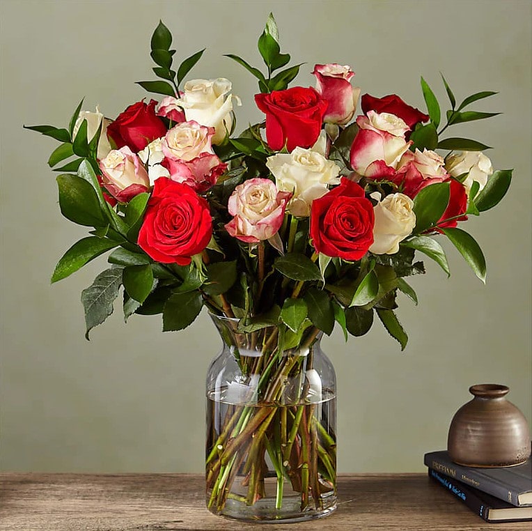 Ramo de rosas para Papá Noel: Deluxe With Vase Medium, Contiene 24 Rosas, Bloom Details: Rose. Christmas Flowers, Christmas Holiday, Delivery Free, Domicilio Gratis Orlando FL, Fresh Flowers Orlando.